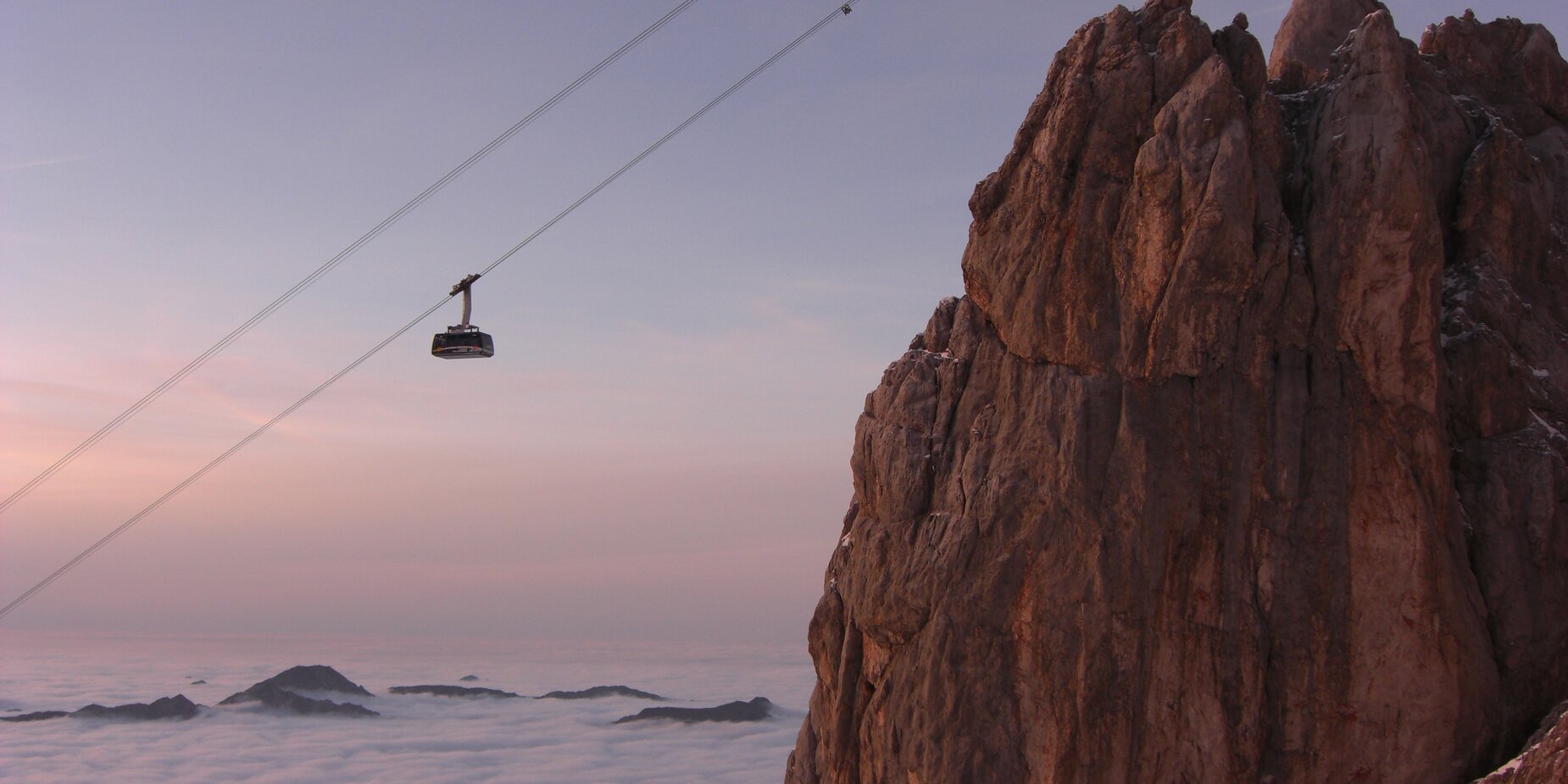 Tiroler Zugspitzbahn | © Tiroler Zugspitzbahn/ Gaber A gondola at sunset | © Tiroler Zugspitzbahn/ Gaber