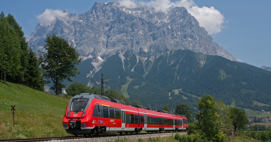 Ein roter Zug der DB Regio | © DB Regio