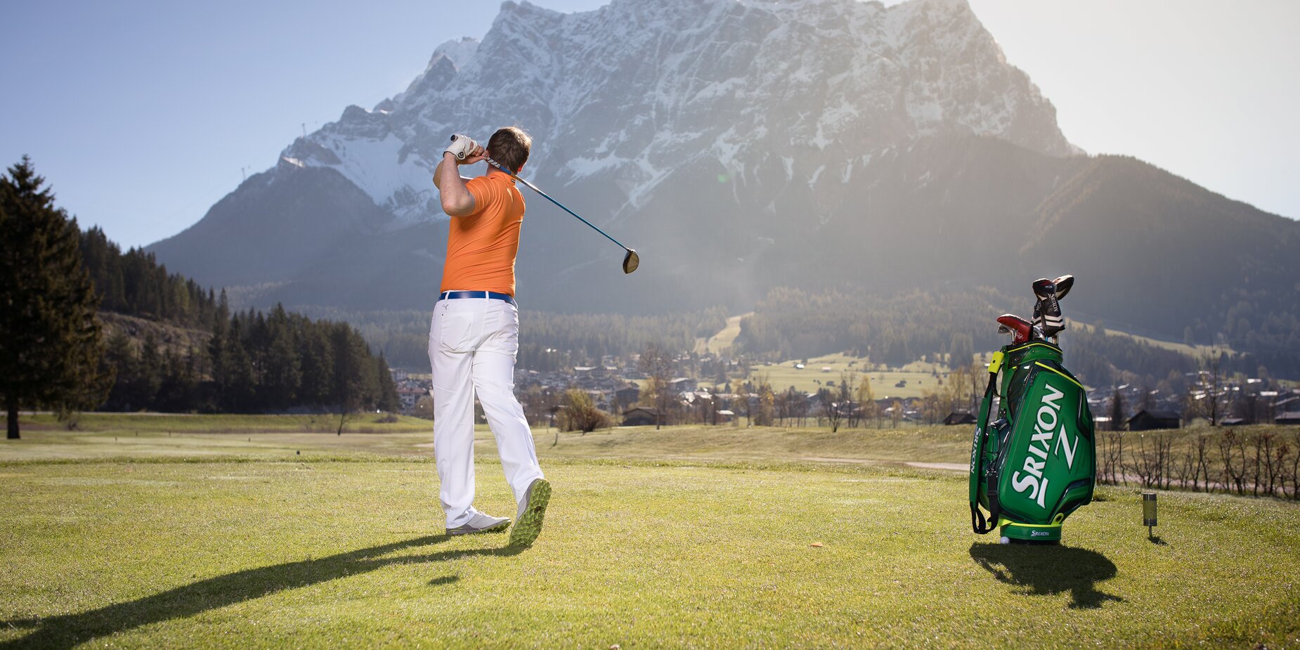 Tiroler Zugspitzgolf | © Jörg Mette Ein Golfer, im Hintergrund die Zugspitze | © Jörg Mette