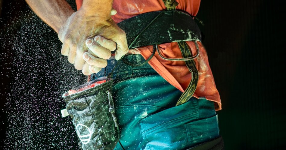Man who uses his chalk bag behind his back. | © KH Ehrwald