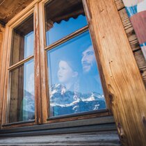Unterkunft in der Tiroler Zugspitz Arena | © Tiroler Zugspitz Arena/C. Jorda Ein Vater sieht gemeinsam mit seiner Tochter aus dem Fenster | © Tiroler Zugspitz Arena/C. Jorda