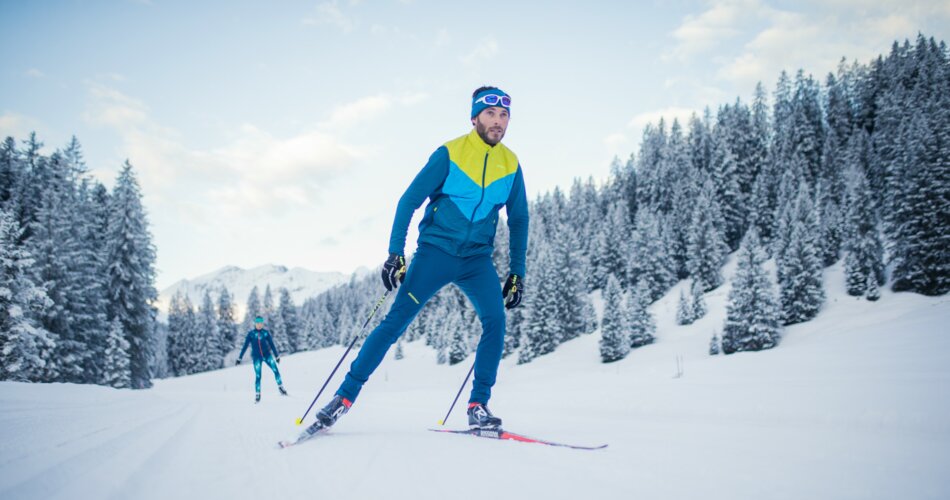 Zwei Langläufer auf einer frisch präparierten Loipe. Im Hintergrund eine verschneite Winterlandschaft. | © Tiroler Zugspitz Arena/C. Jorda