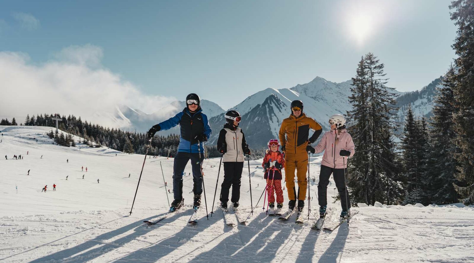 Skiing in Berwang-Bichlbach | © Tiroler Zugspitz Arena/Oetiker Sam A family with friends on the ski slope with a winter mountain panorama in the background | © Tiroler Zugspitz Arena/Oetiker Sam