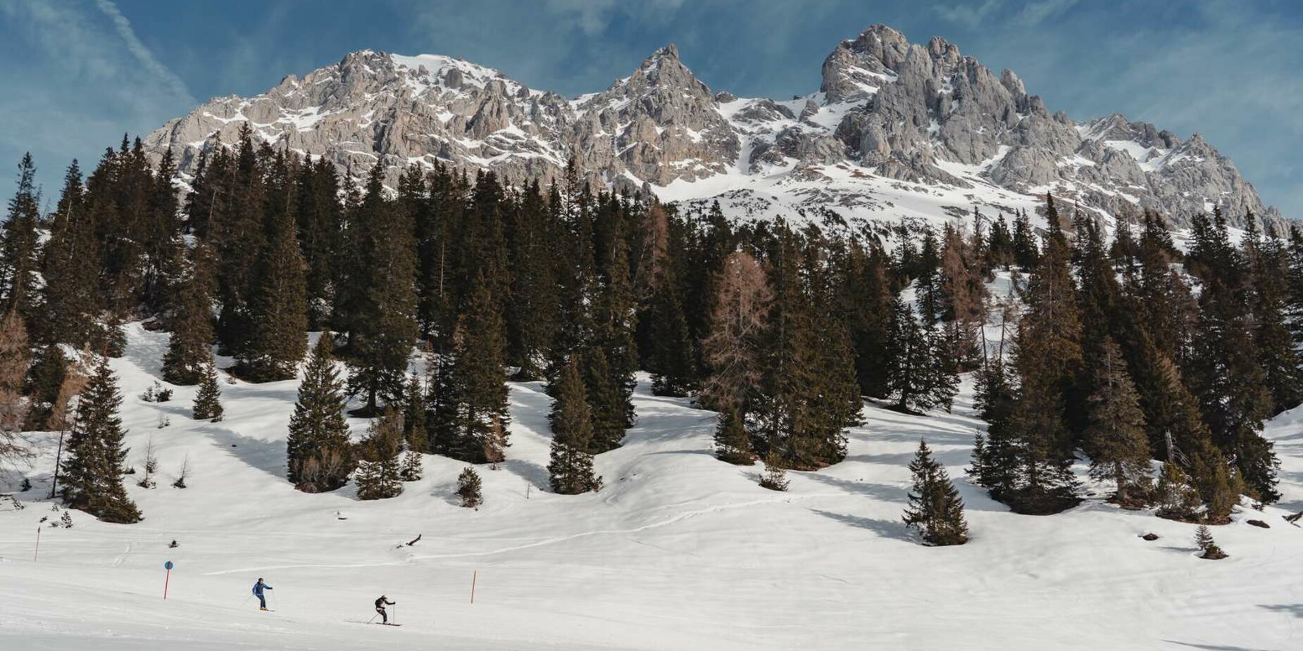 Skiing in Biberwier | © Tiroler Zugspitz Arena/Sam Oetiker Two skiers on a slope, striking mountains in the background | © Tiroler Zugspitz Arena/Sam Oetiker