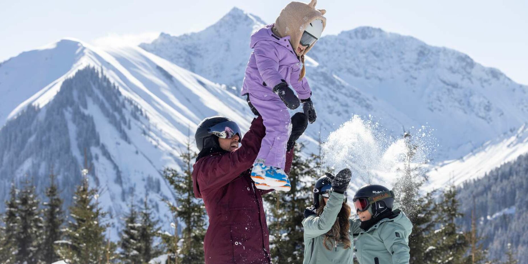 Winterurlaub mit der Familie | © Werbeagentur Bärig Eine Familie mit zwei Kindern spielt bei Sonnenschein im Schnee | © Werbeagentur Bärig