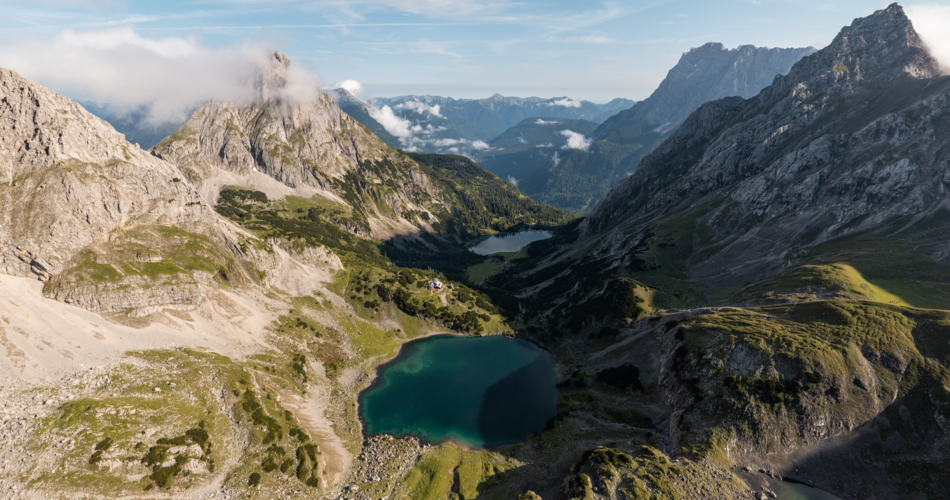 zwei Bergseen unrundet von felsigen Bergen